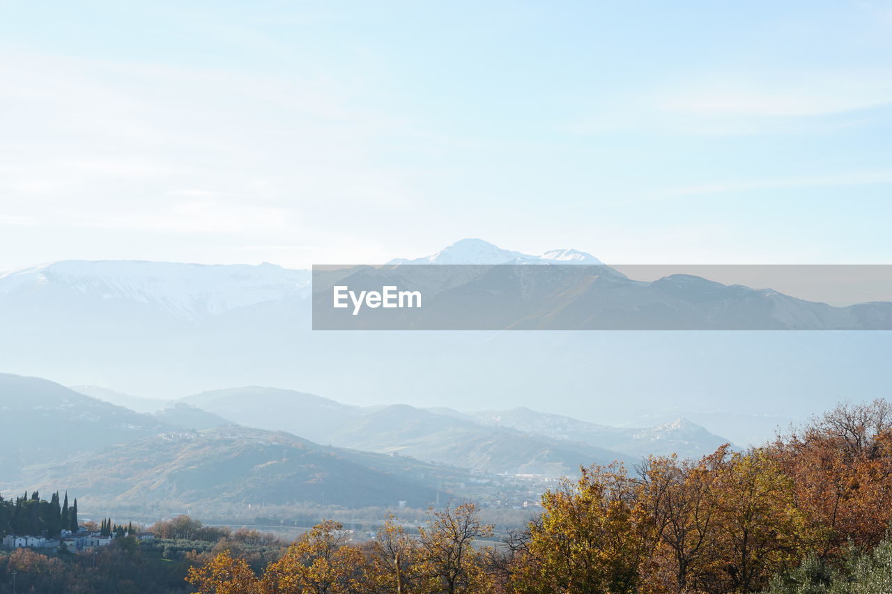 SCENIC VIEW OF MOUNTAIN RANGE AGAINST SKY