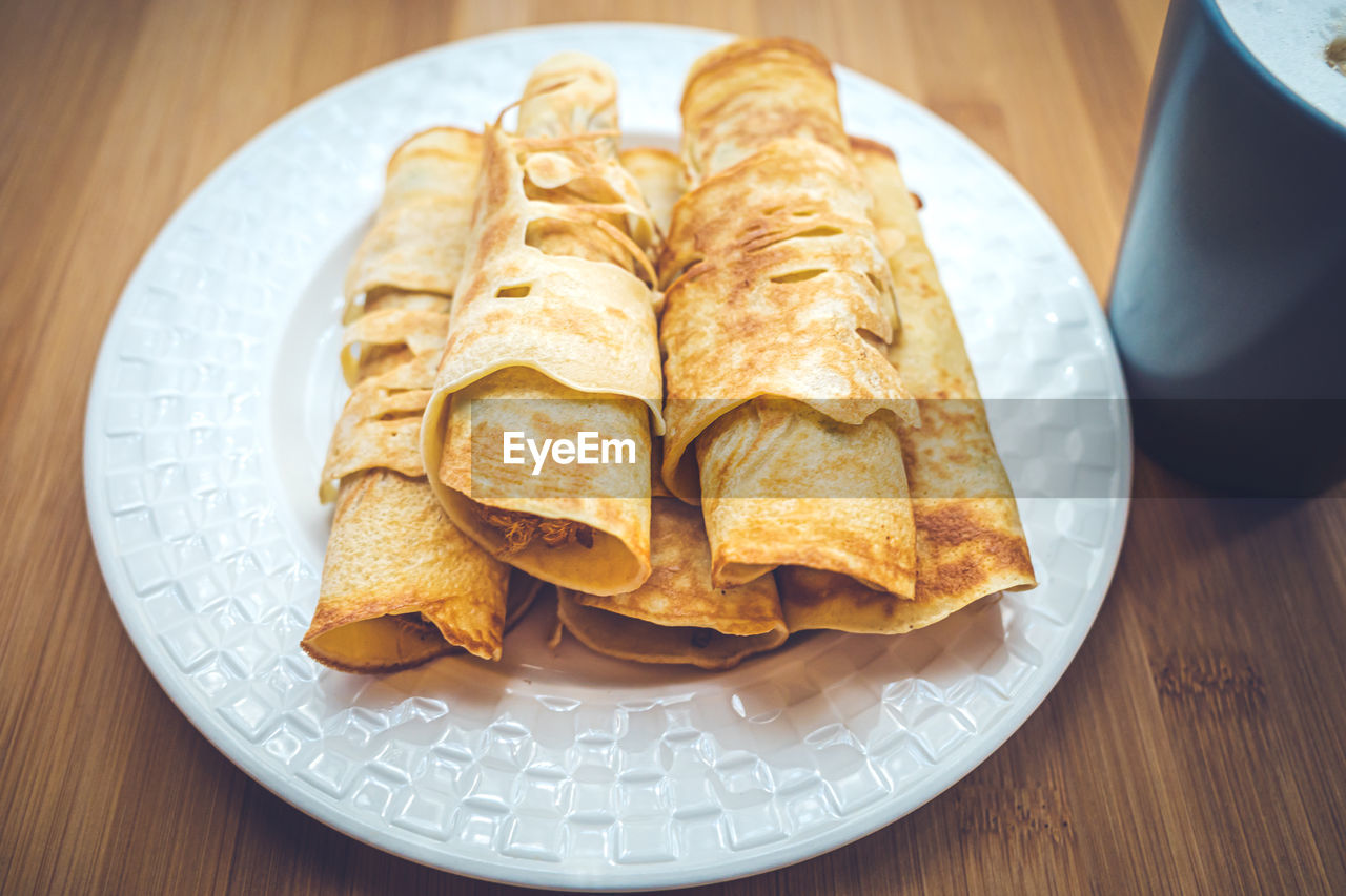 HIGH ANGLE VIEW OF BREAKFAST ON TABLE