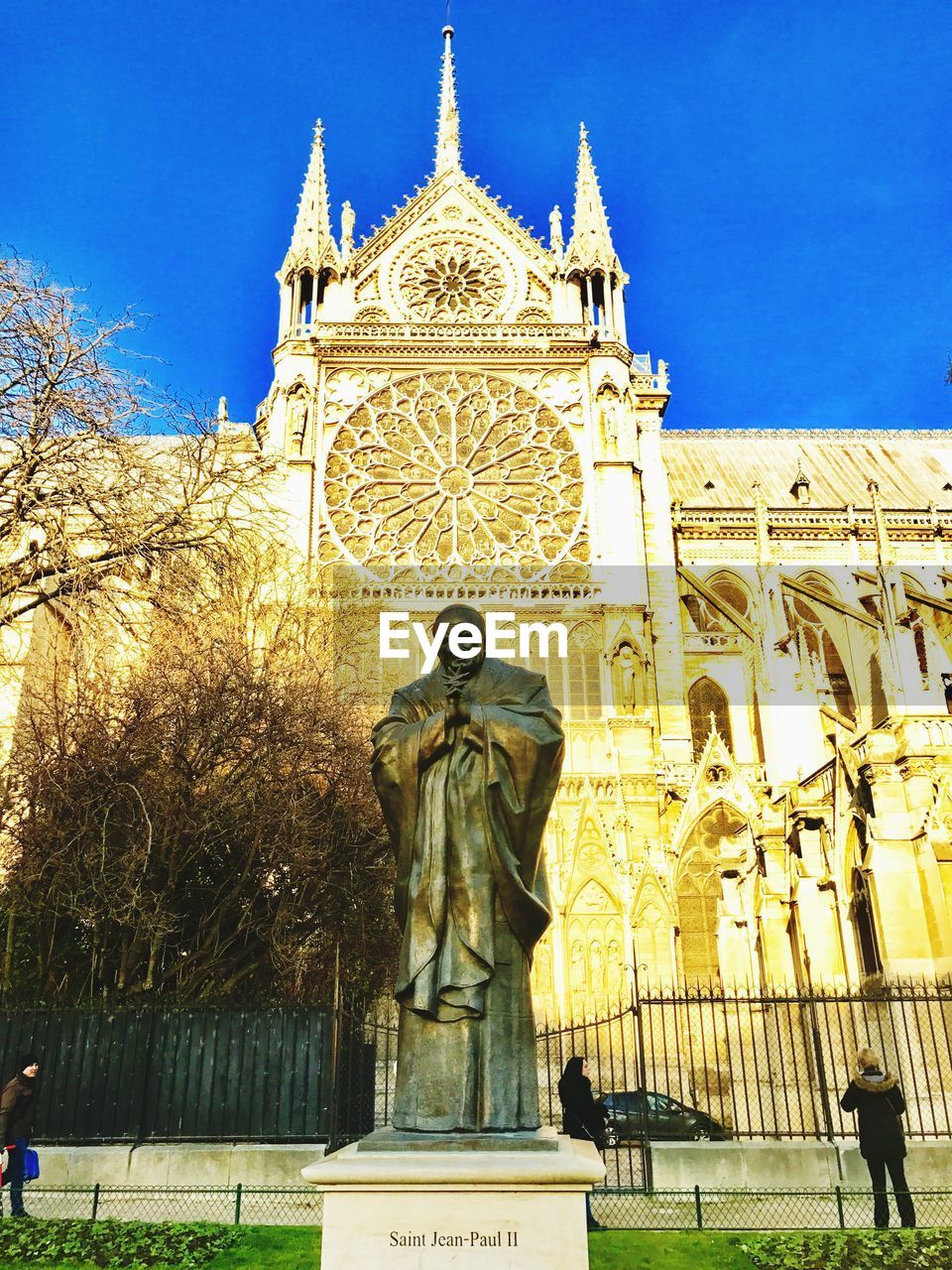 LOW ANGLE VIEW OF STATUE AGAINST BUILDING