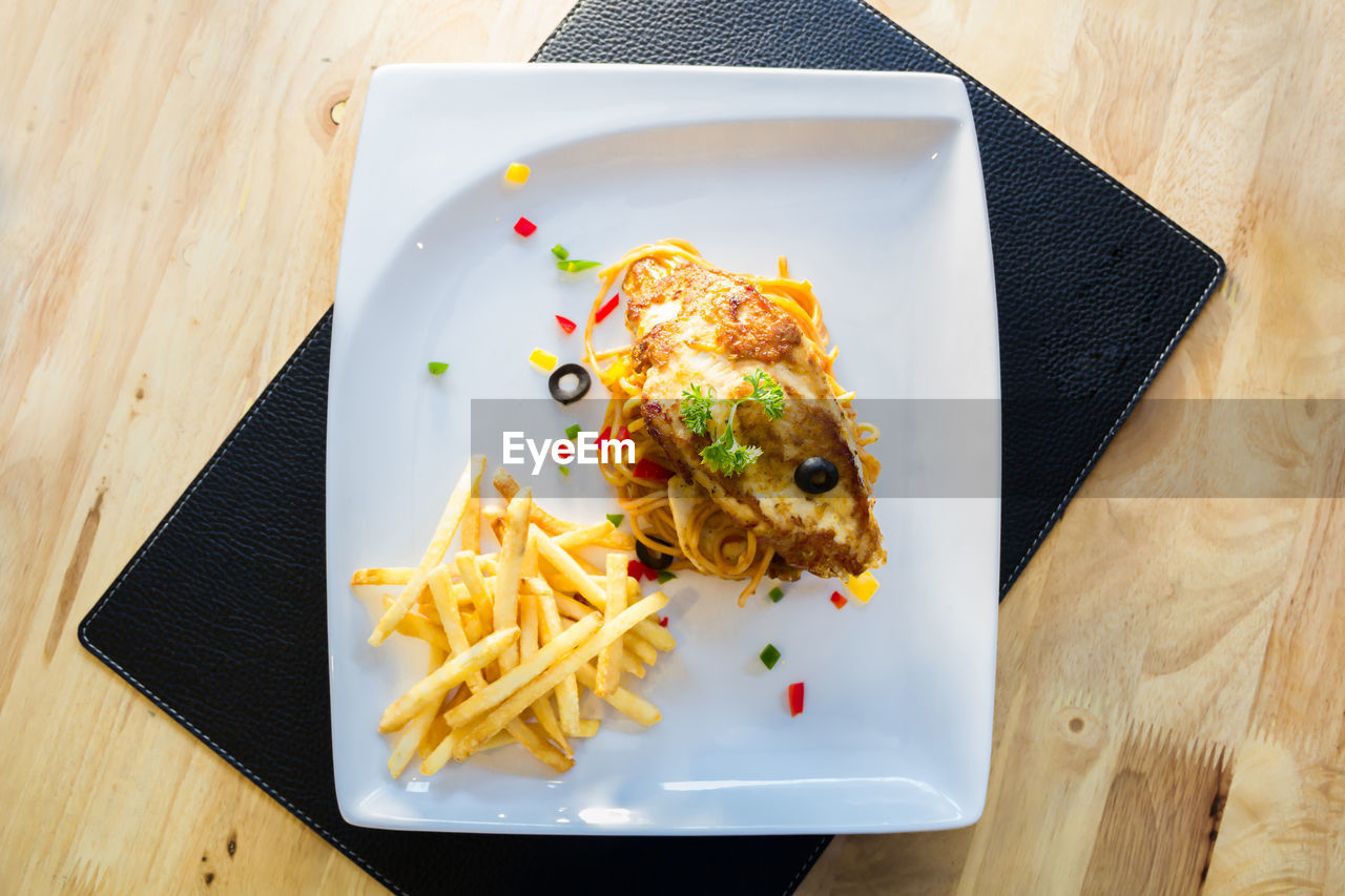 HIGH ANGLE VIEW OF FOOD SERVED ON PLATE