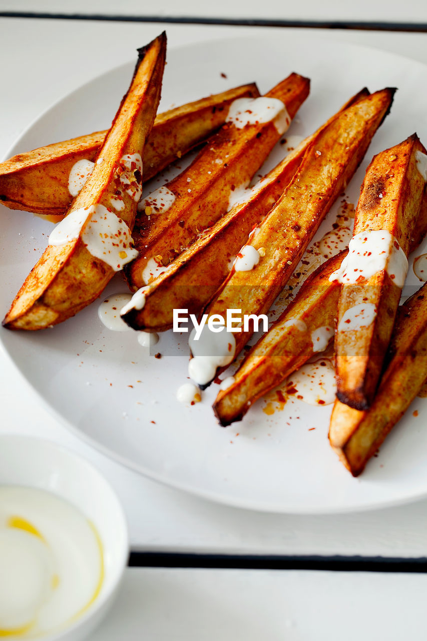 HIGH ANGLE VIEW OF FOOD ON PLATE