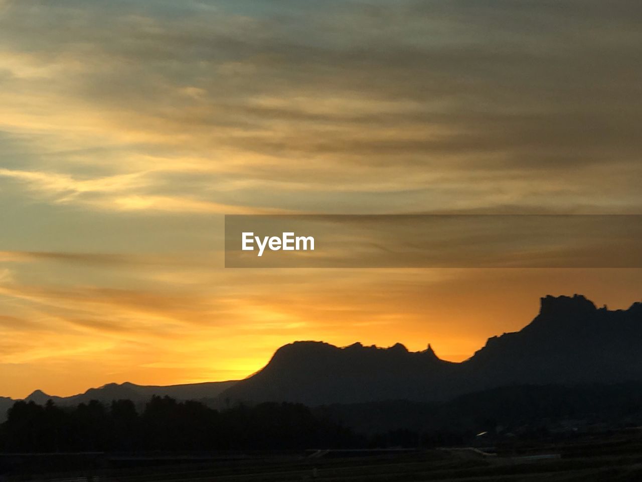 SILHOUETTE MOUNTAINS AGAINST SKY DURING SUNSET