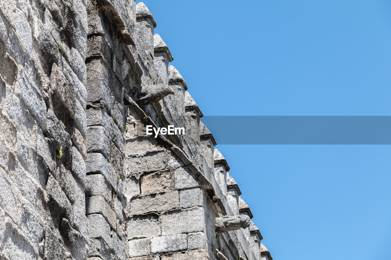 LOW ANGLE VIEW OF BUILT STRUCTURE AGAINST CLEAR BLUE SKY