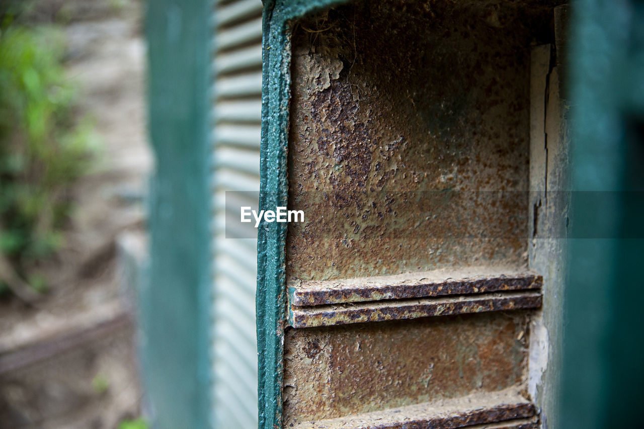 CLOSE-UP OF OLD RUSTY METAL