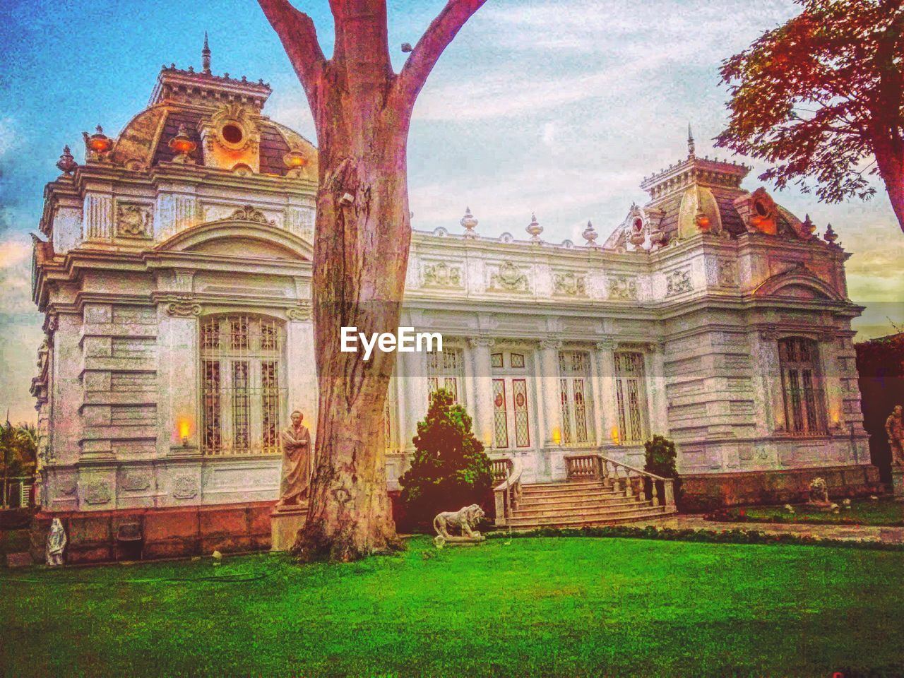 VIEW OF HISTORICAL BUILDING IN FRONT OF TEMPLE