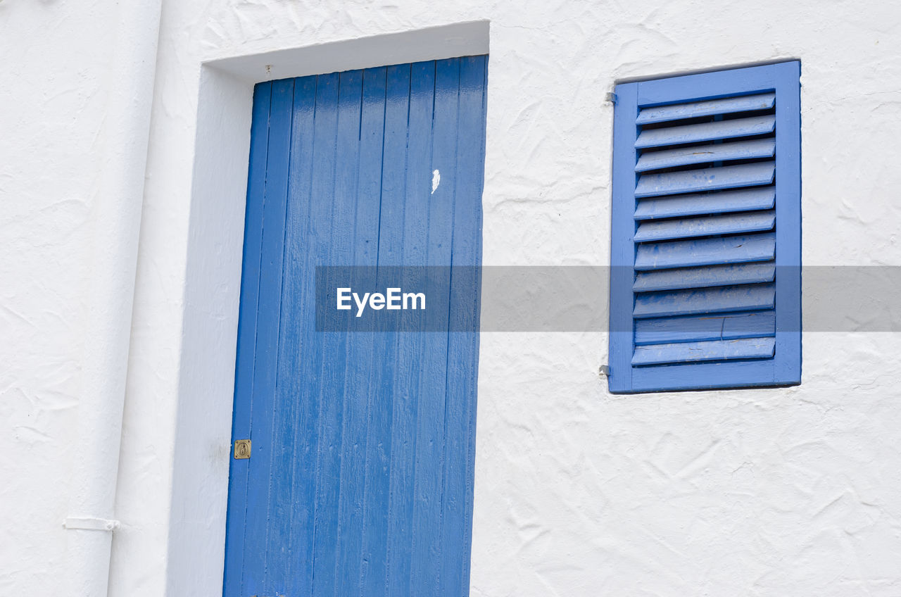 CLOSE-UP OF CLOSED BLUE DOOR