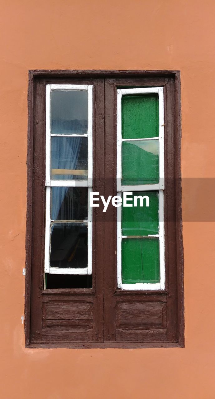 FULL FRAME SHOT OF WINDOW OF BUILDING