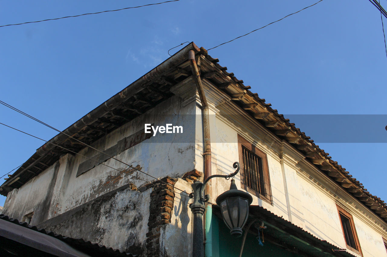 LOW ANGLE VIEW OF BUILDING AGAINST CLEAR SKY