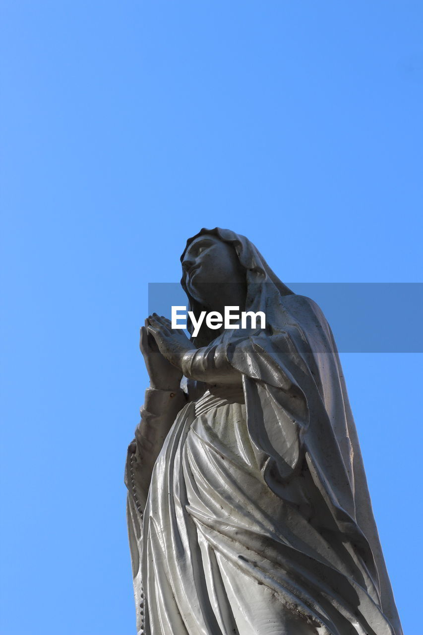 LOW ANGLE VIEW OF STATUE AGAINST CLEAR SKY