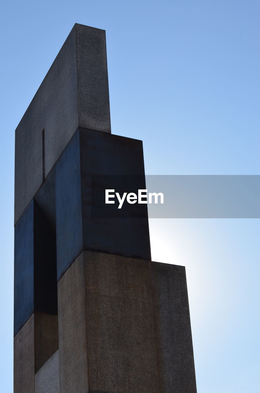 LOW ANGLE VIEW OF MODERN BUILDING AGAINST CLEAR SKY