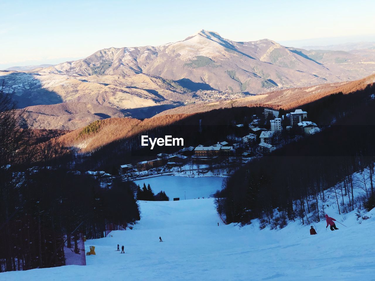 SCENIC VIEW OF SNOW COVERED MOUNTAIN AGAINST SKY