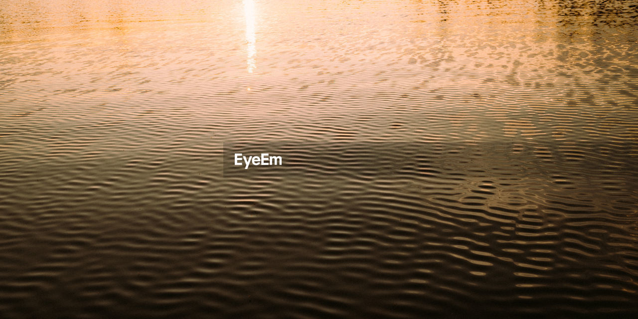 HIGH ANGLE VIEW OF RIPPLED WATER AT BEACH