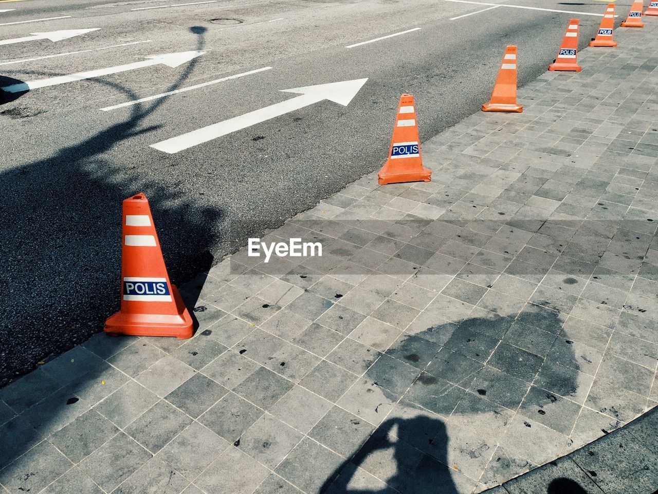 HIGH ANGLE VIEW OF ARROW SIGN ON STREET