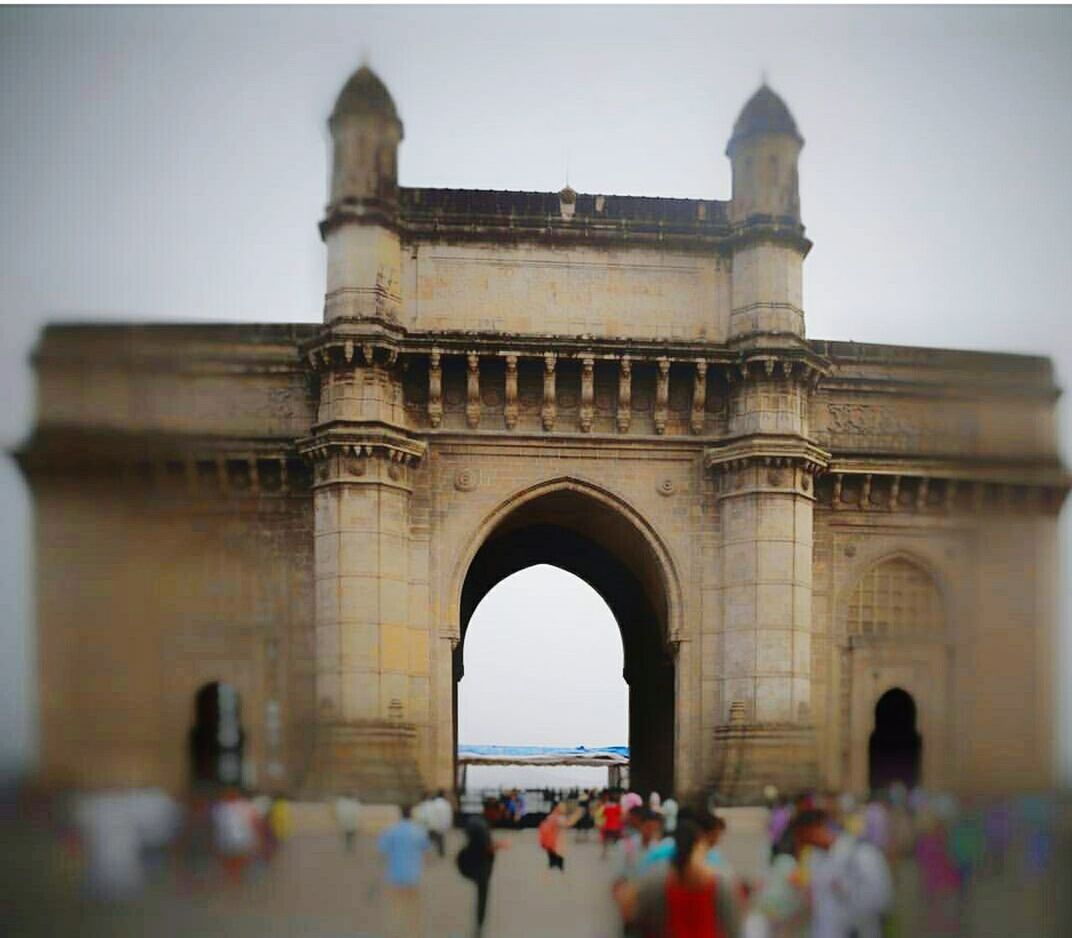 TOURISTS AT HISTORICAL BUILDING