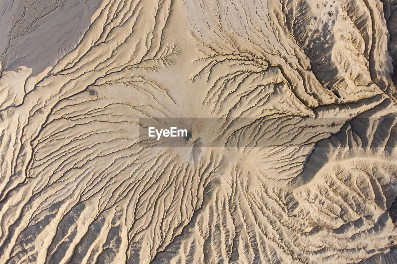 FULL FRAME SHOT OF SAND DUNE IN DESERT