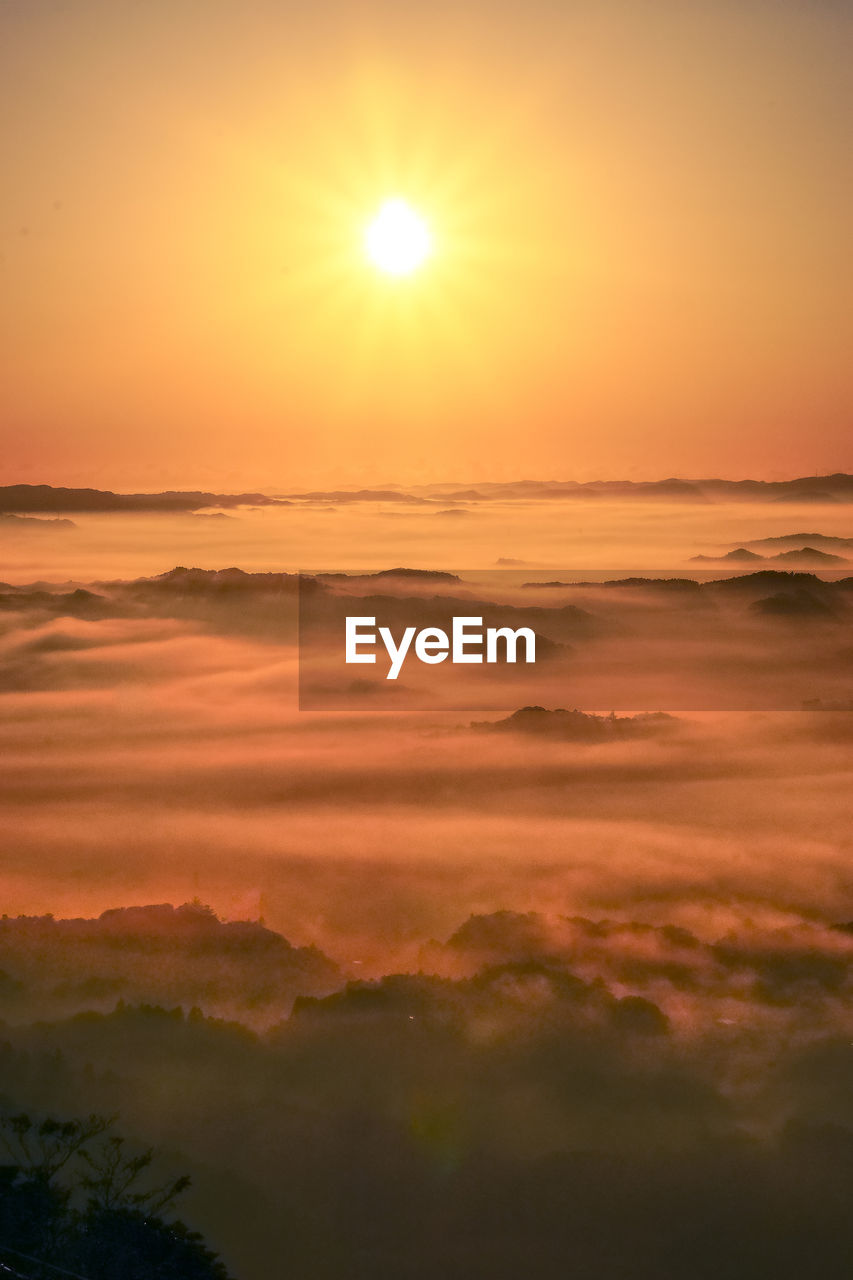 SCENIC VIEW OF DRAMATIC SKY OVER SEA