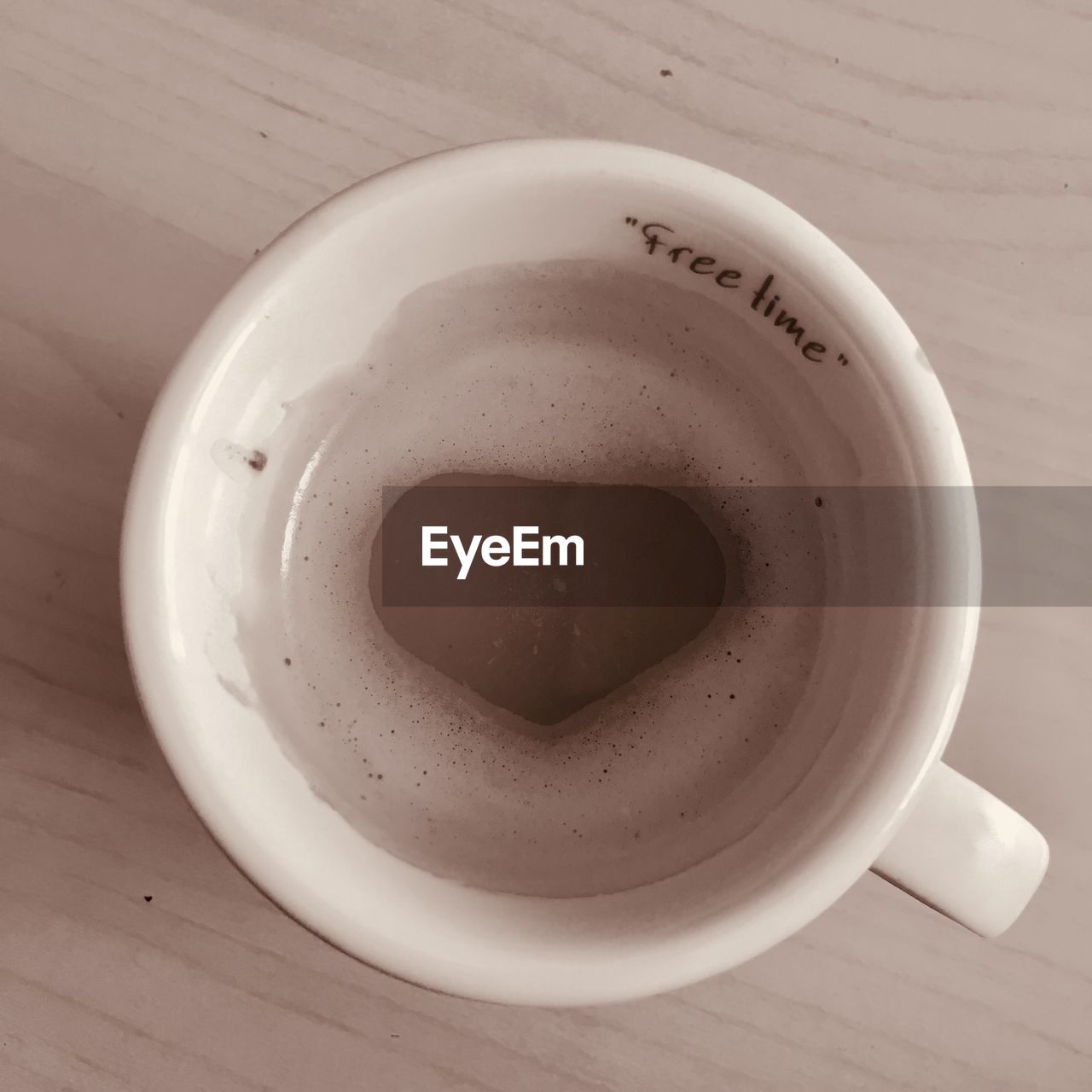 HIGH ANGLE VIEW OF COFFEE IN CUP ON TABLE