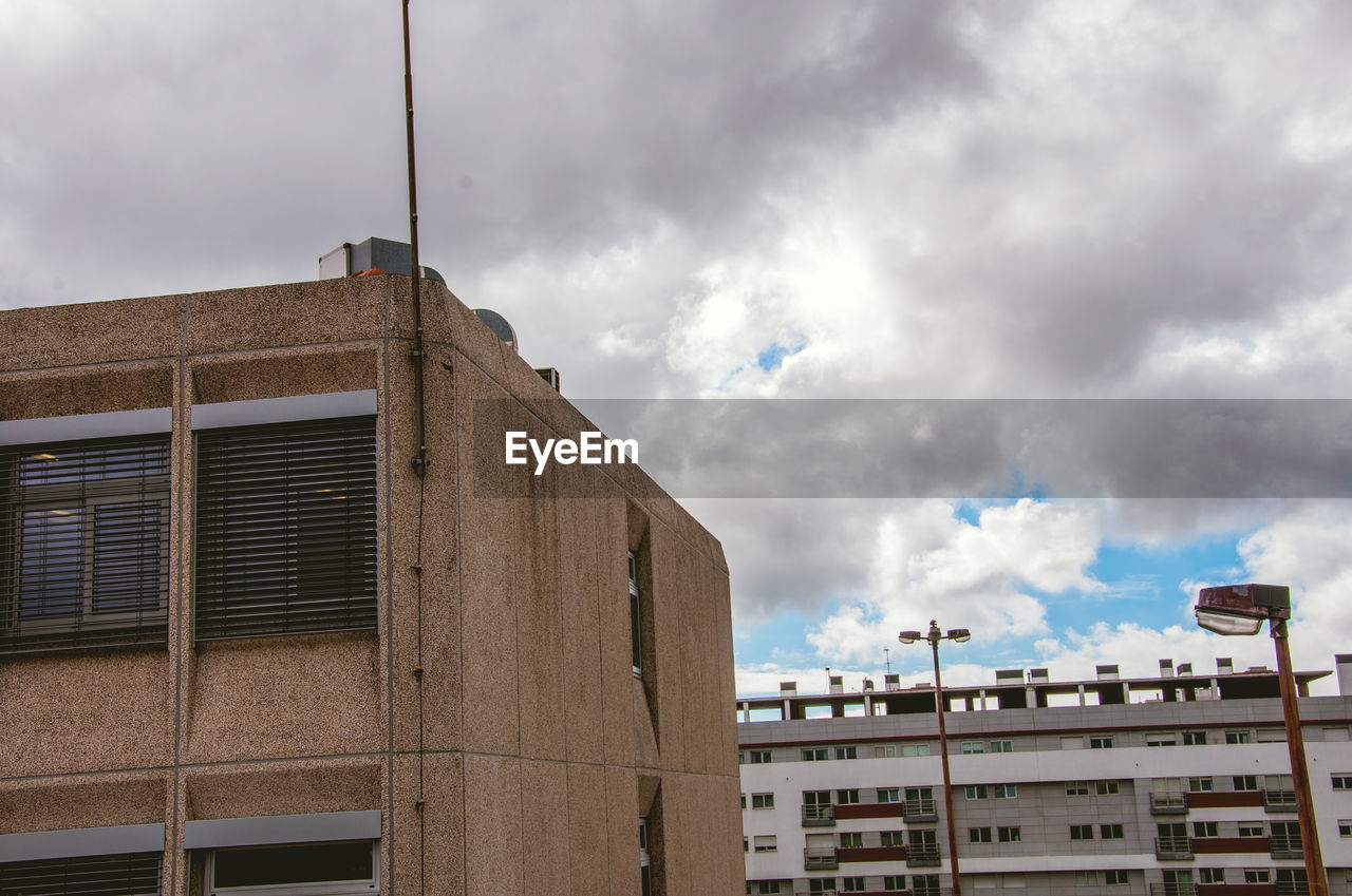 LOW ANGLE VIEW OF BUILDINGS IN CITY AGAINST SKY