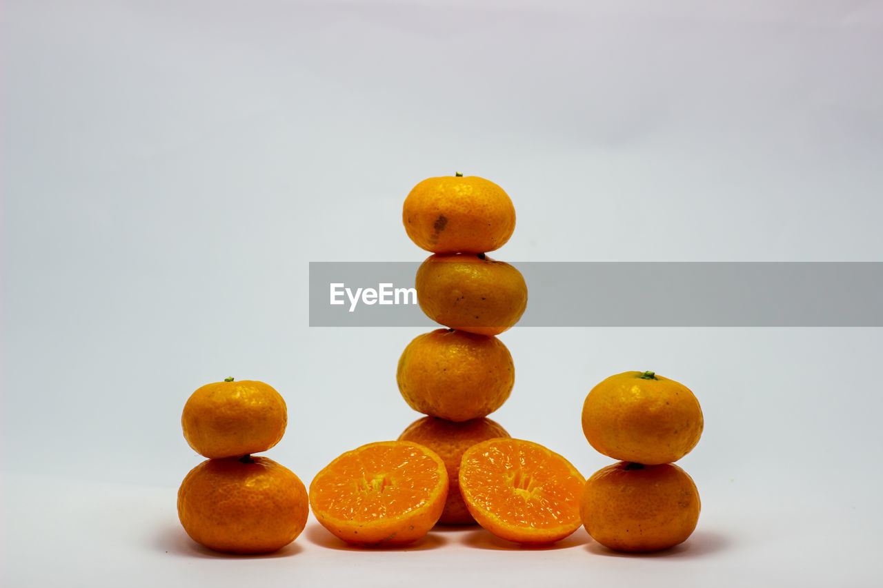 CLOSE-UP OF ORANGE FRUITS