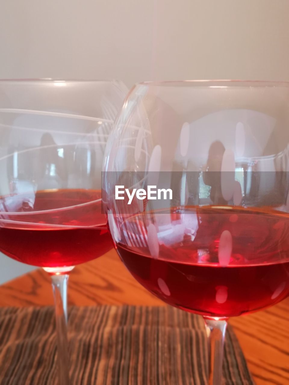 CLOSE-UP OF RED WINE ON TABLE