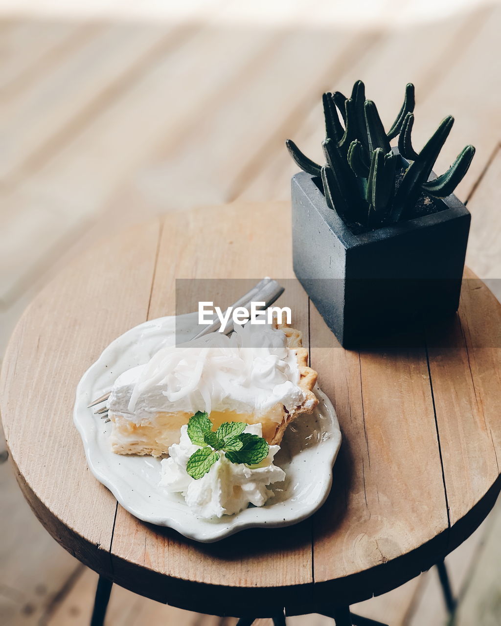 HIGH ANGLE VIEW OF VEGETABLES ON TABLE