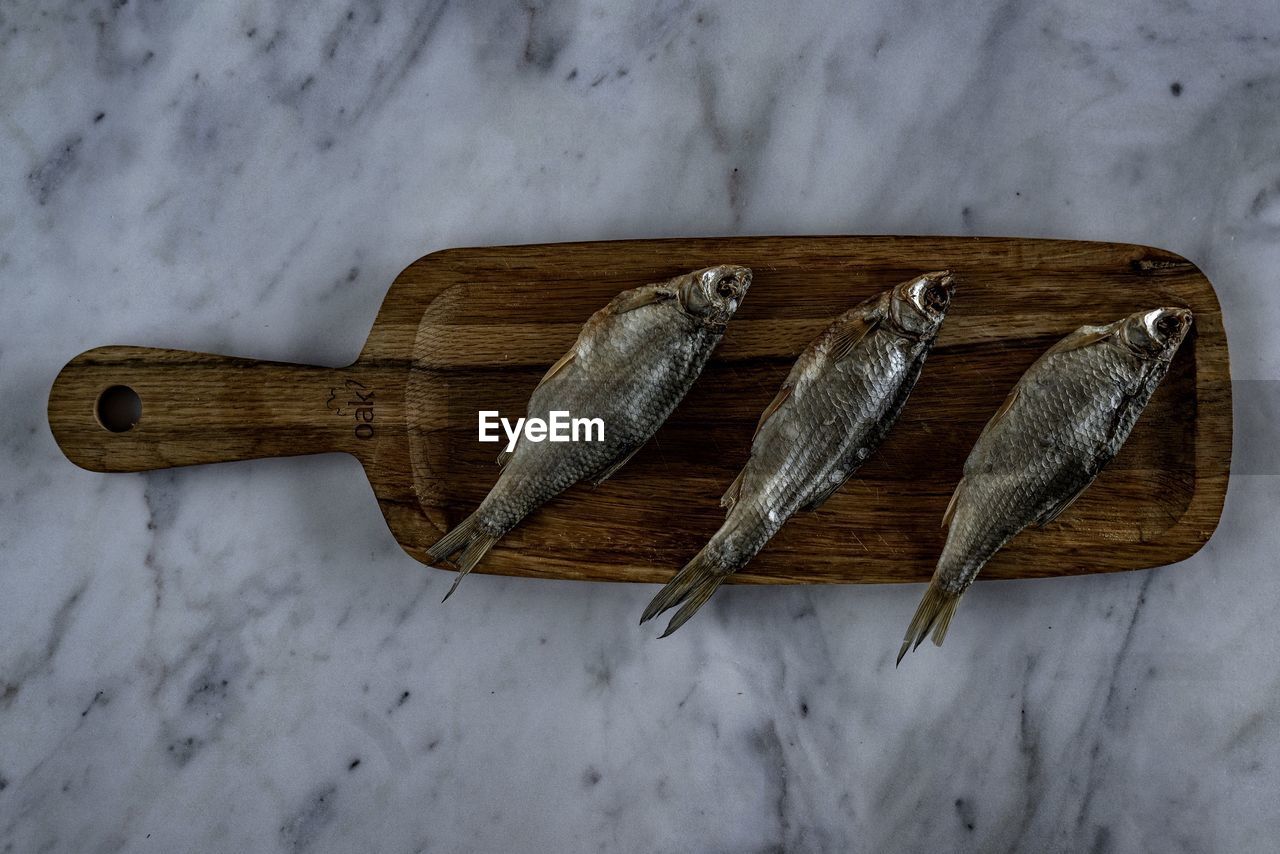 HIGH ANGLE VIEW OF FISH ON TABLE