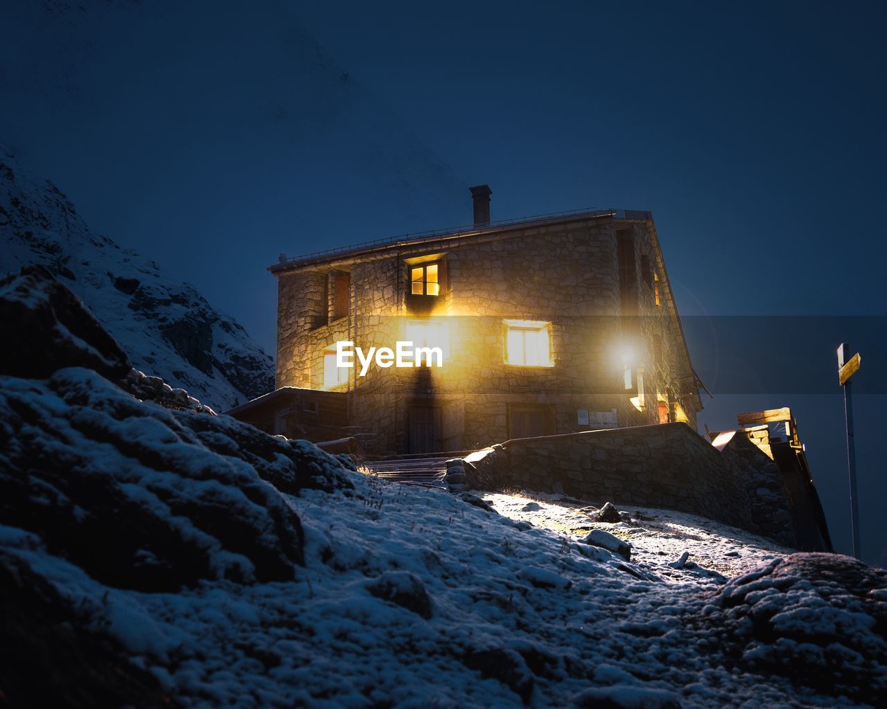 LOW ANGLE VIEW OF BUILDING AGAINST SKY AT NIGHT