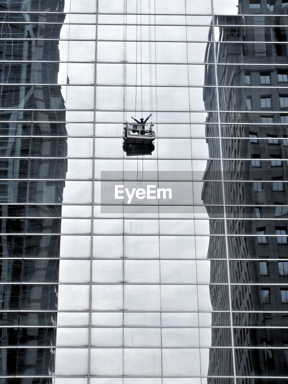 LOW ANGLE VIEW OF BUILDING SEEN THROUGH OPEN