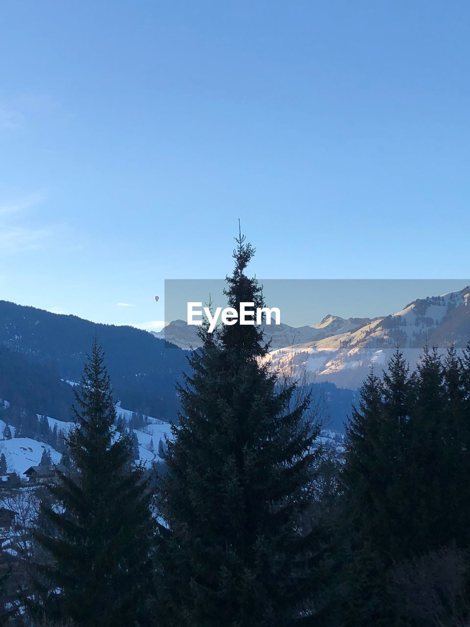 SCENIC VIEW OF SNOW COVERED MOUNTAINS AGAINST SKY