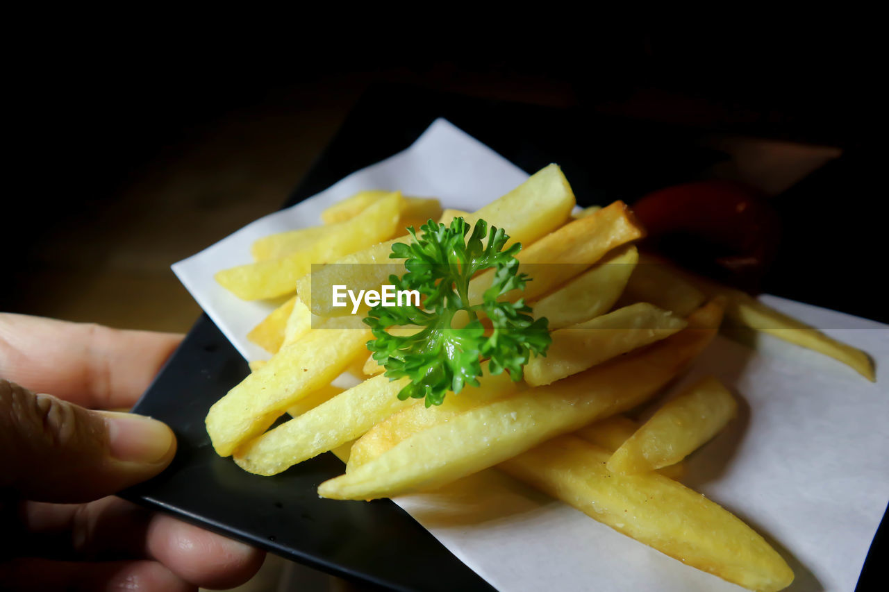 CLOSE-UP OF PERSON PREPARING FOOD