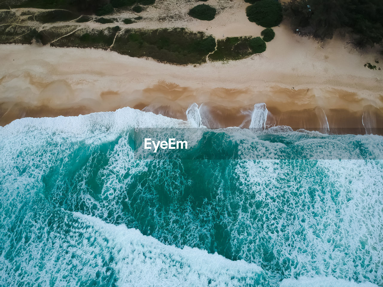 HIGH ANGLE VIEW OF SEA WATER SPLASHING