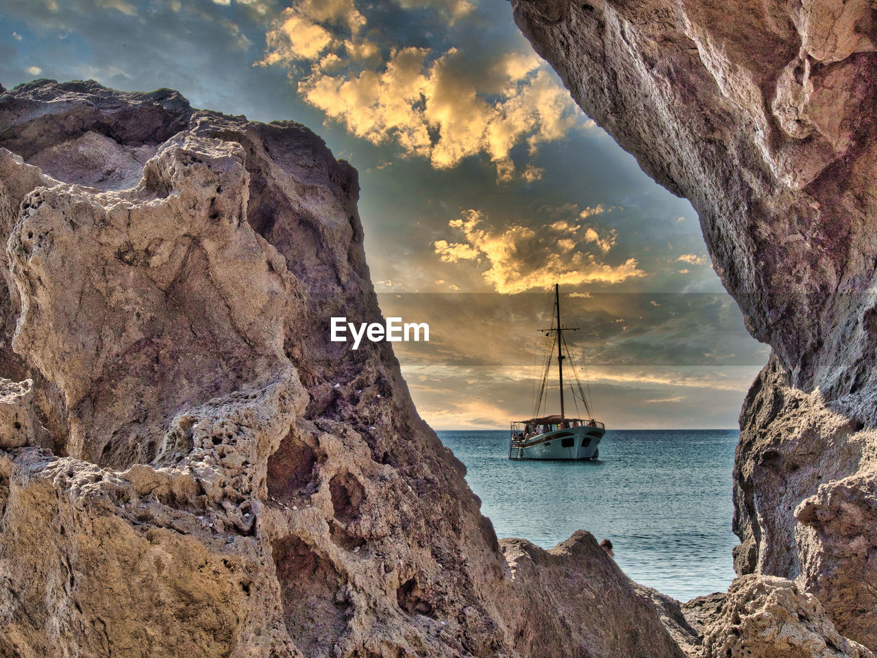SAILBOATS ON SEA AGAINST SKY DURING SUNSET