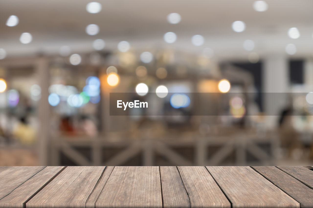 DEFOCUSED IMAGE OF ILLUMINATED LIGHTS ON TABLE