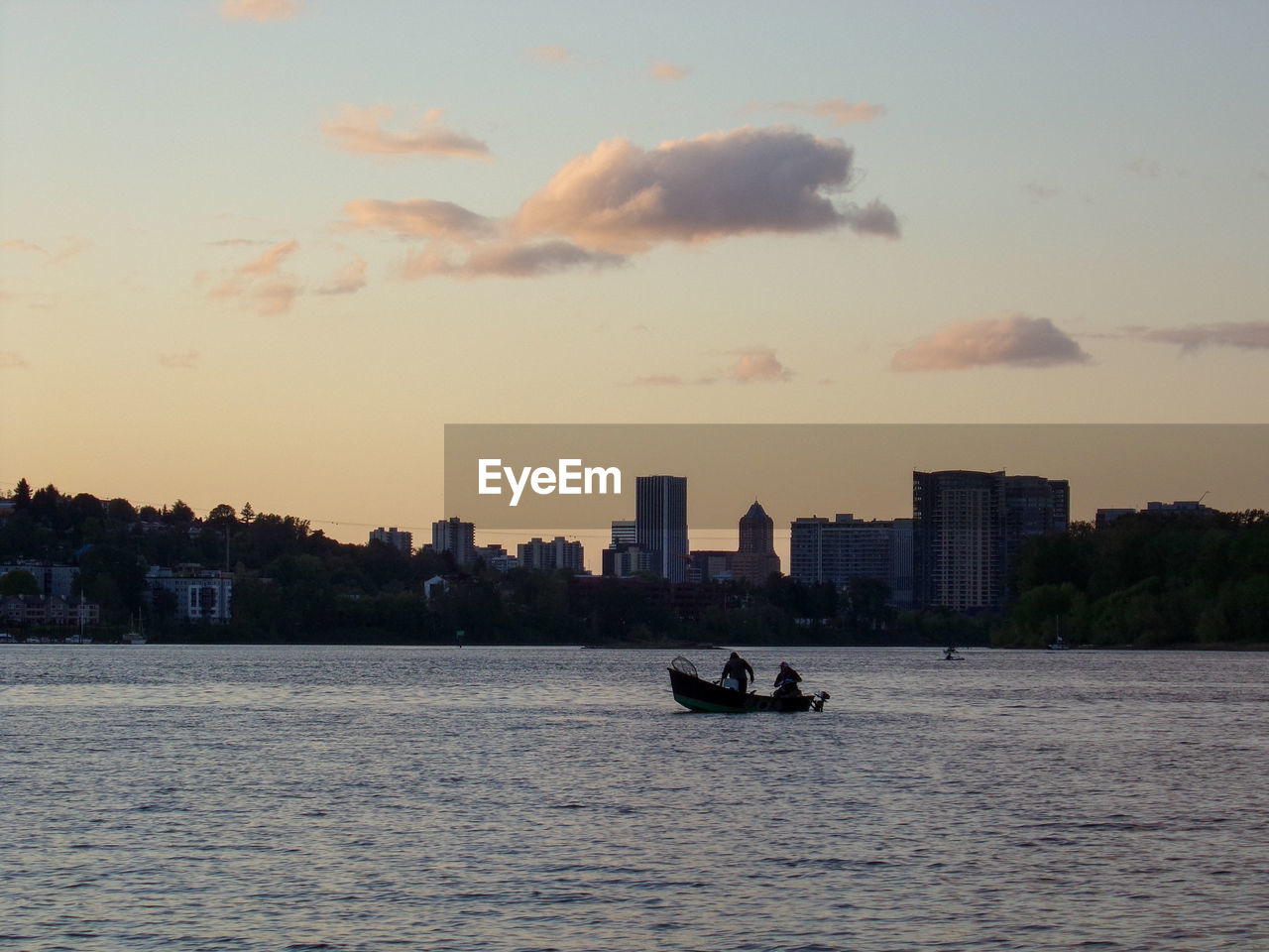 SCENIC VIEW OF RIVER AMIDST BUILDINGS IN CITY