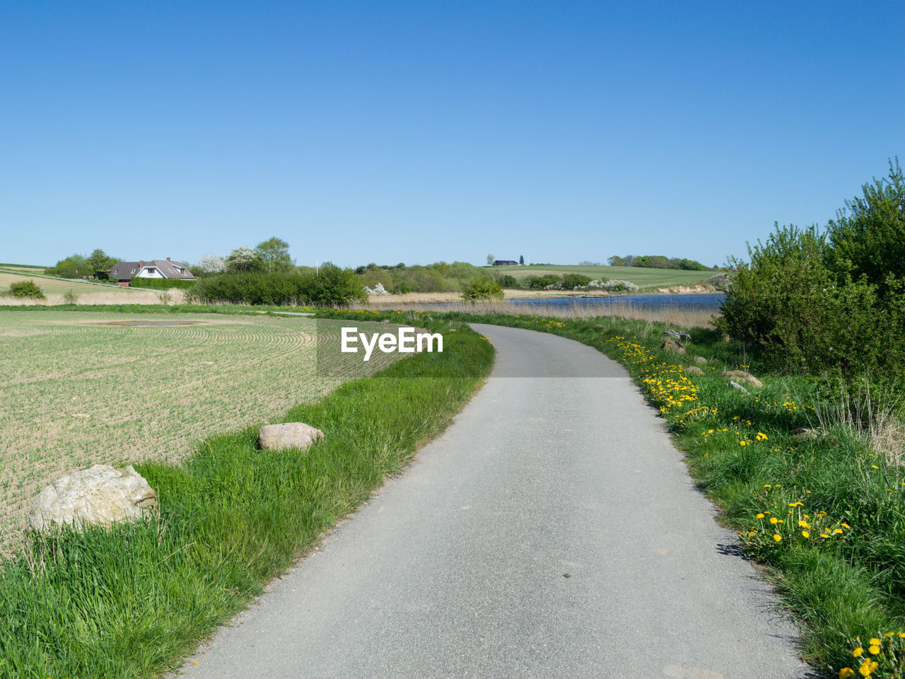 ROAD AMIDST FIELD AGAINST SKY