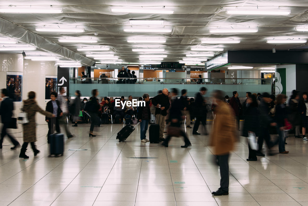 PEOPLE WALKING AT SUBWAY STATION