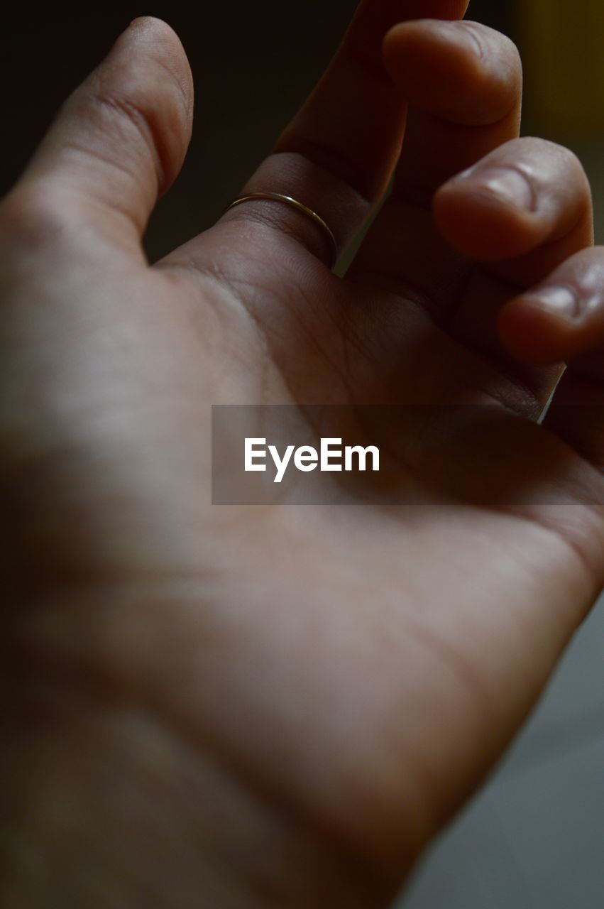 CLOSE-UP OF HUMAN HAND HOLDING HANDS