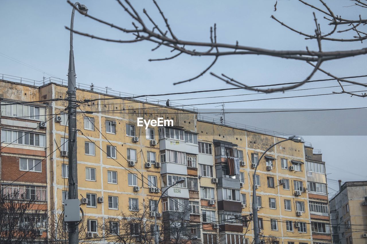 LOW ANGLE VIEW OF BUILDINGS IN CITY AGAINST SKY