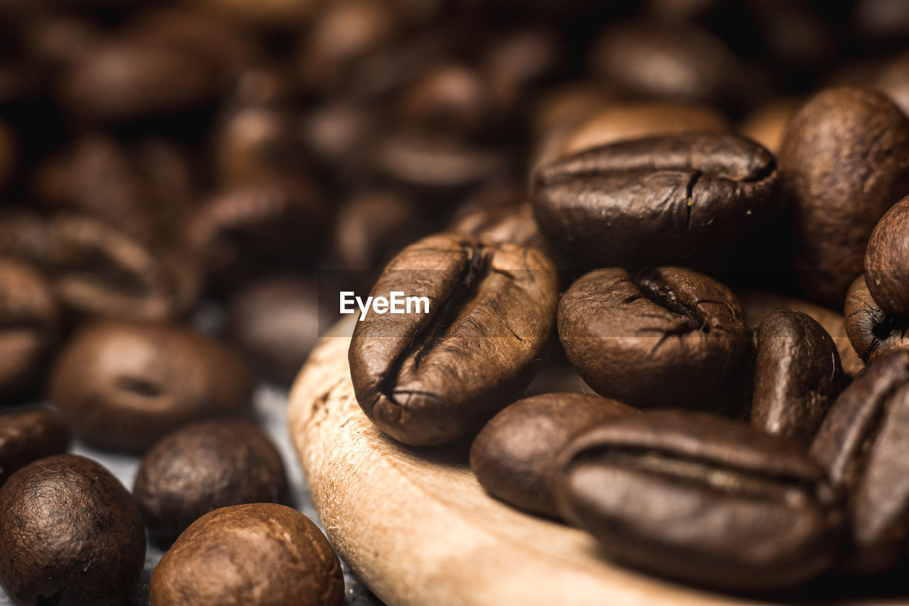 CLOSE-UP OF ROASTED COFFEE BEANS