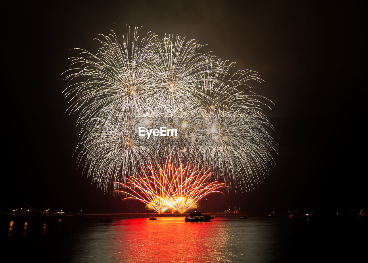 Image from the award winning display by 'gala fireworks' at the british firework championships.