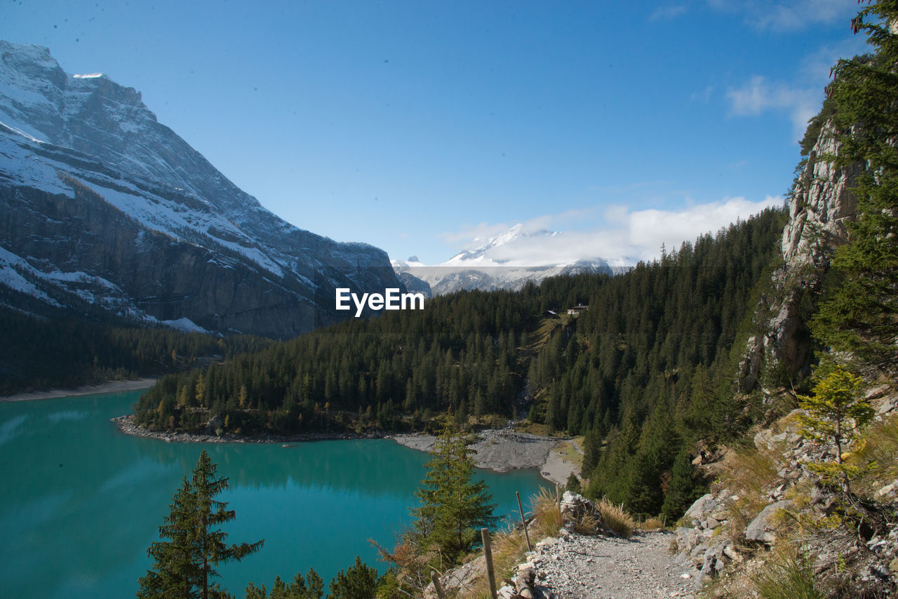 SCENIC VIEW OF LAKE BY MOUNTAIN AGAINST SKY