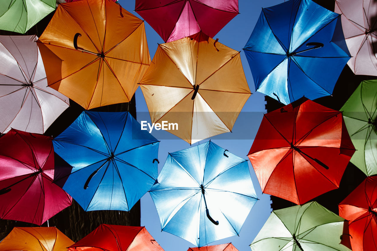 FULL FRAME SHOT OF MULTI COLORED UMBRELLAS HANGING ON CEILING