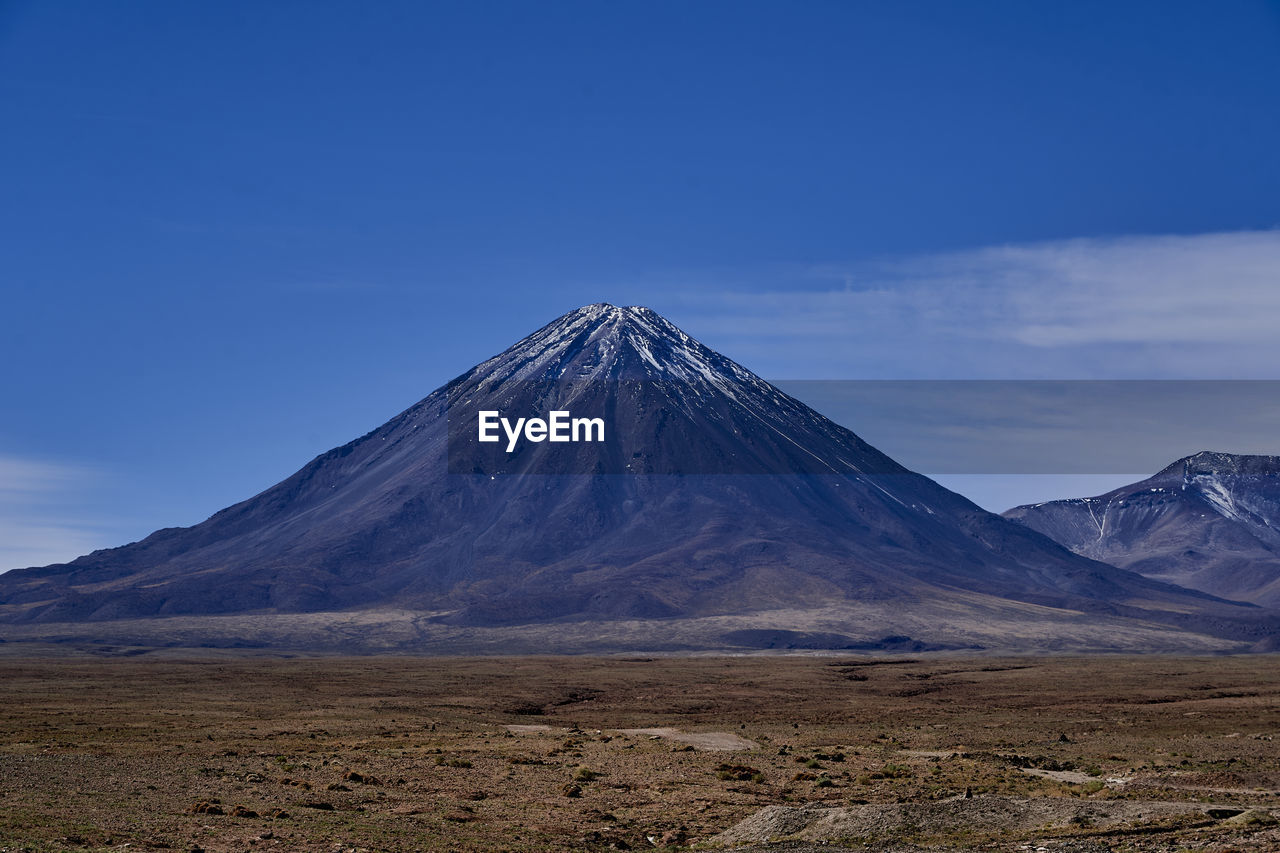 Licancabur is a black stratovolcano on the border between bolivia and chile, altiplano