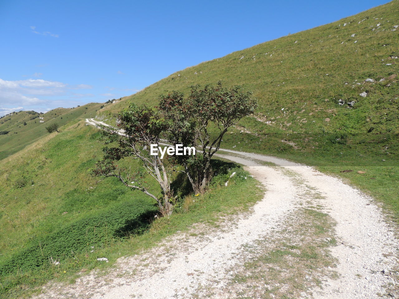 SCENIC VIEW OF ROAD BY MOUNTAINS AGAINST SKY