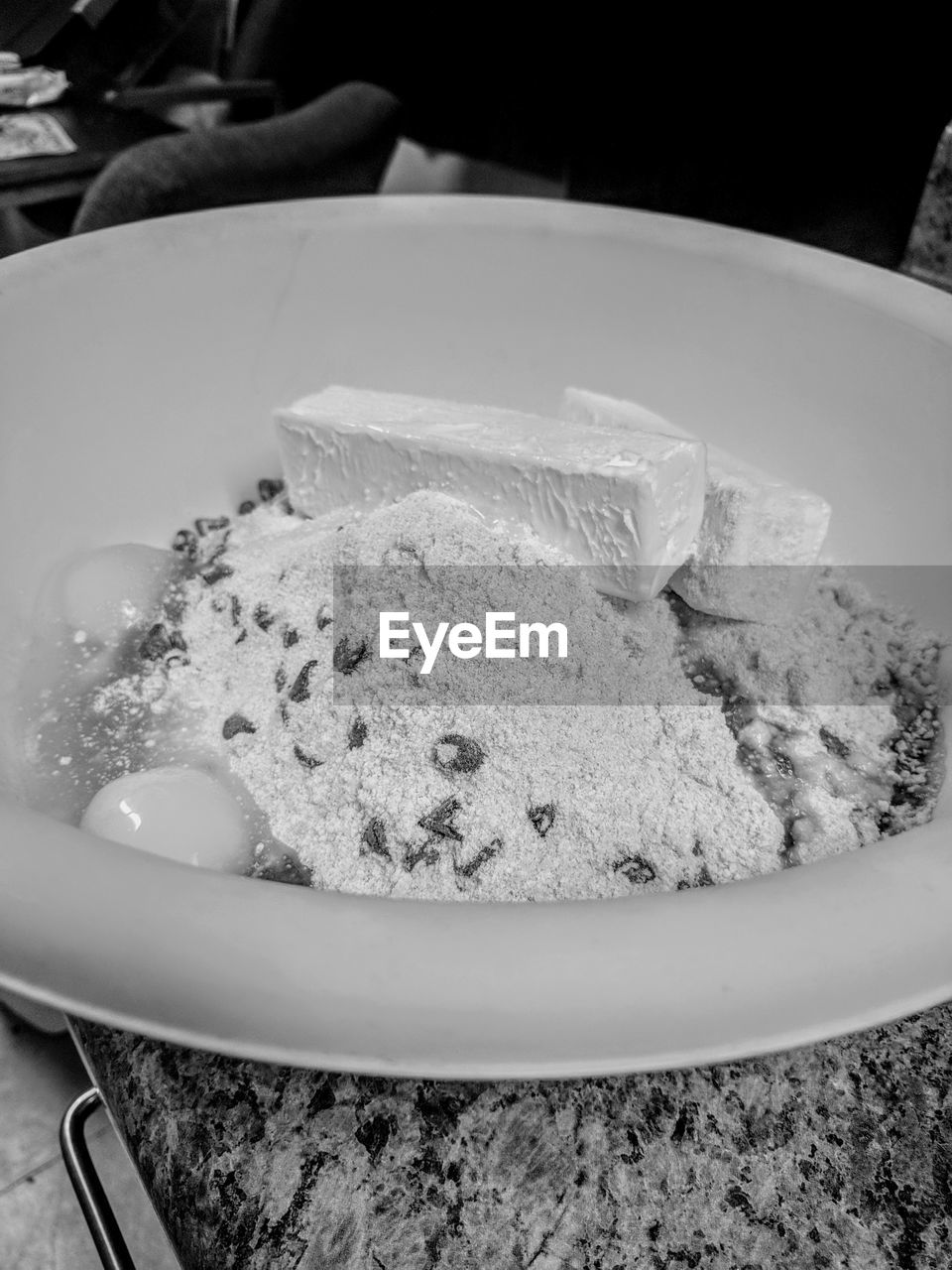 CLOSE-UP OF BREAD IN PLATE