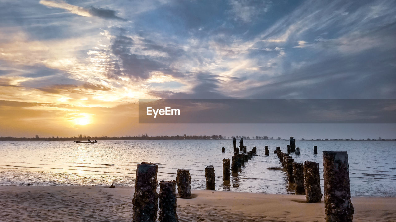 PANORAMIC VIEW OF SEA AGAINST SKY DURING SUNSET