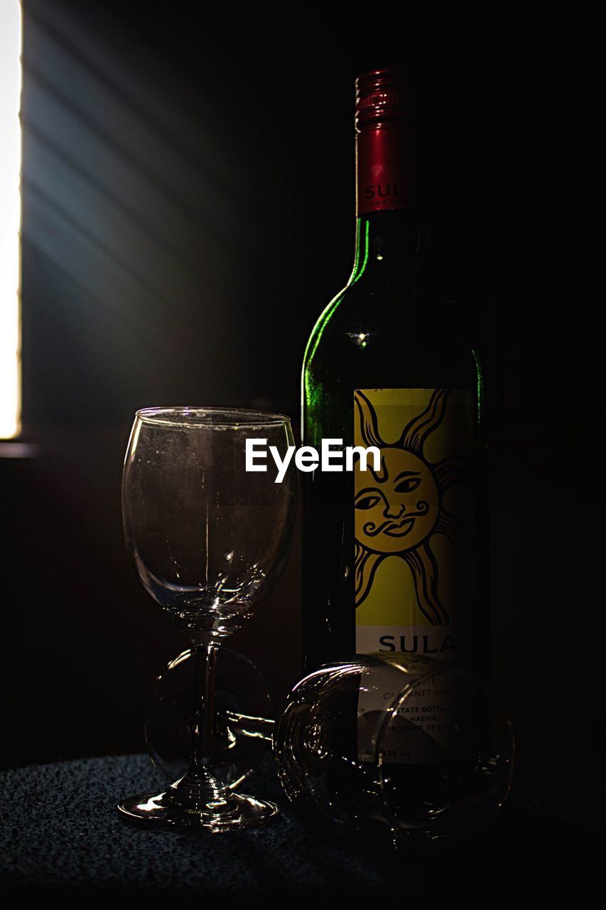 CLOSE-UP OF WINE GLASS ON TABLE