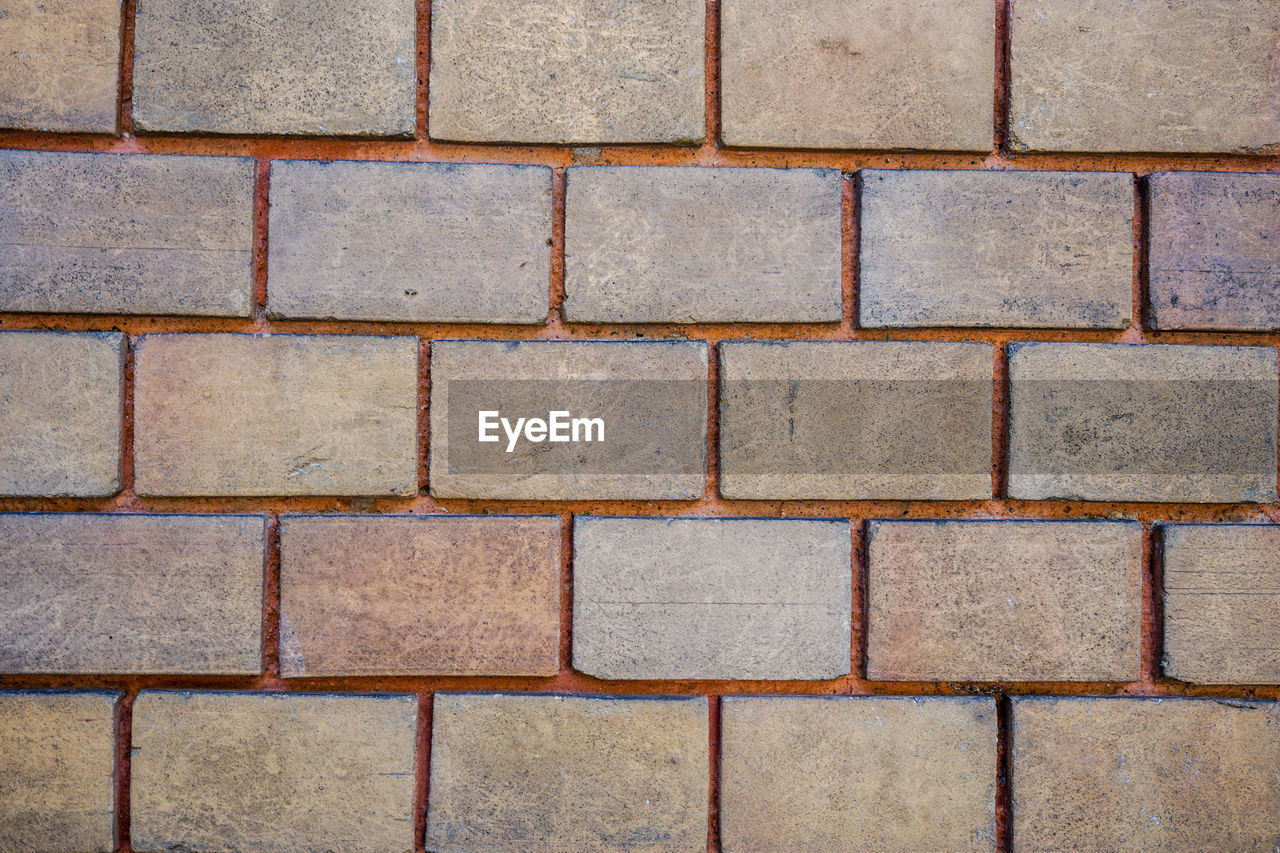 CLOSE-UP OF BRICK WALL