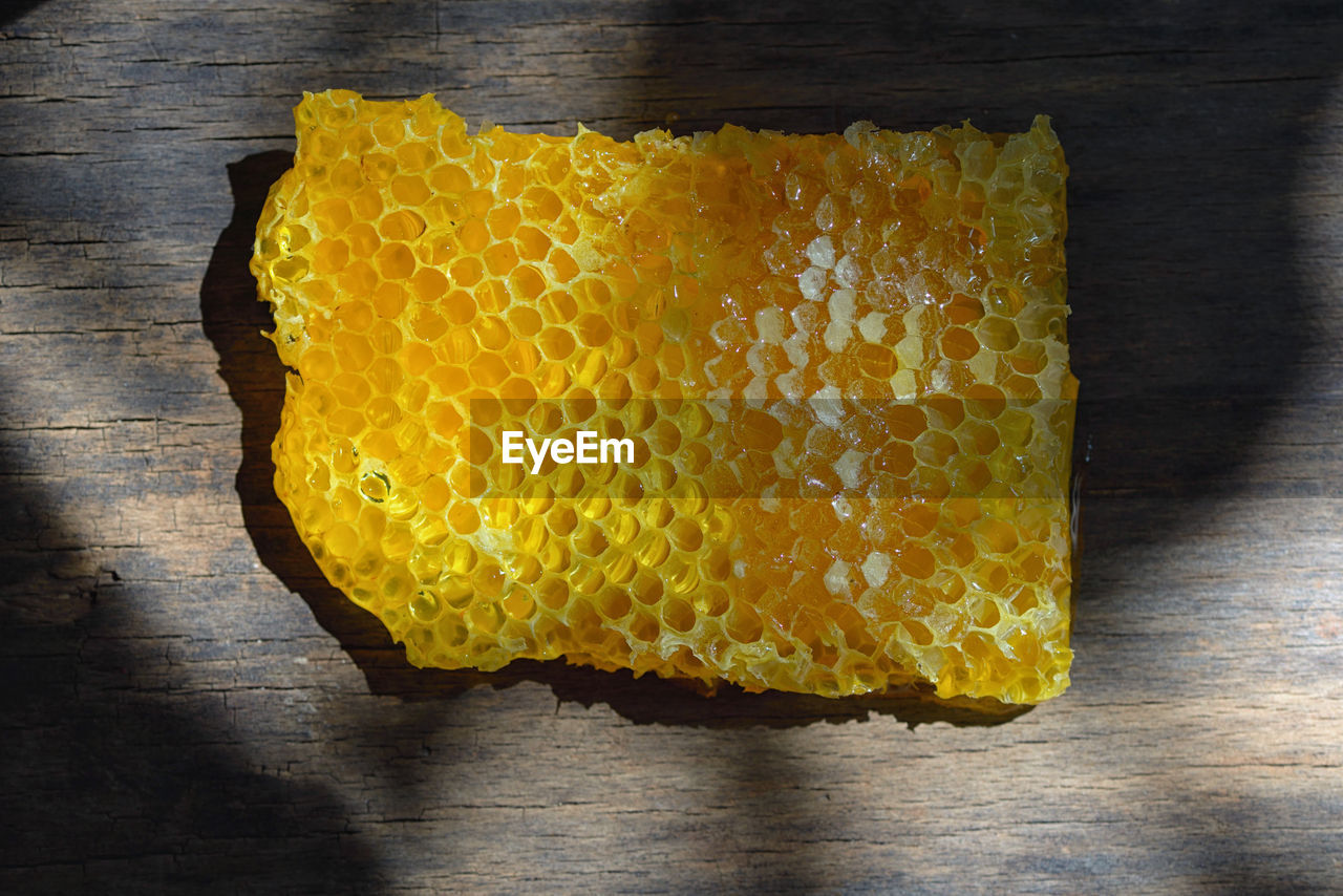 HIGH ANGLE VIEW OF ORANGE ON TABLE