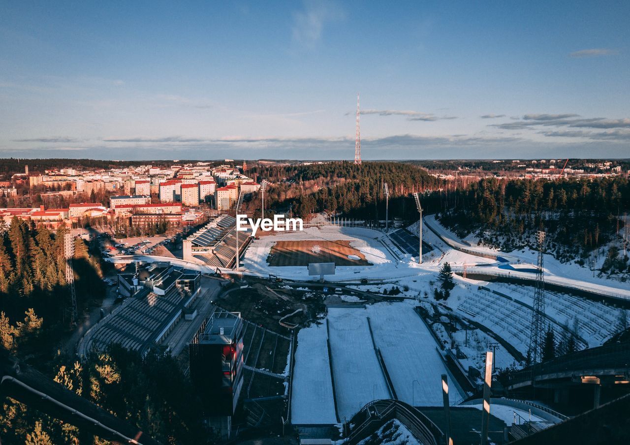 HIGH ANGLE VIEW OF CITYSCAPE AGAINST SKY